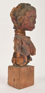 BAOULE, Côte d'Ivoire.
Bois, pigments, patine d'usage.
Très ancienne sculpture représentant les...