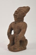 KRINJABO/ASHANTI
Statuette assise en terre cuite, les mains sur les genoux,...
