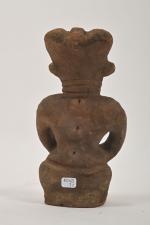 KRINJABO/ASHANTI
Statuette assise en terre cuite, les mains sur les genoux,...