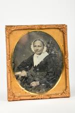 Daguerréotype
Quart de plaque, portrait de femme assise au bonnet.