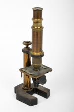 Microscope en fonte et bronze à miroir orientable, h. 25...
