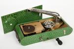 Thorens
Phonographe modèle Excelda pliant dans un coffret en métal laqué...