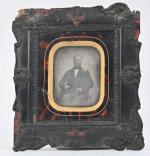 Daguerréotype 1/4 de plaque, 
"portrait d'homme assis à la canne"....