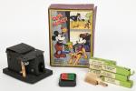 D'après Walt Disney
Projecteur Ciné-Mickey en carton noir, dans sa boîte...