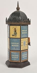 Chocolat Menier, beau distributeur
type colonne Morris en tôle lithographiée, vers...