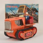 Japon, TN : "Piston Tractor"
tracteur orange à chenilles. Battery Toy....