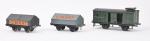 GMP, trois wagons à essieux :
Ciment, un gris et un...