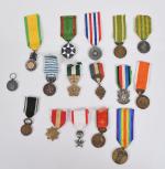 France Lot de 16 décorations, dont Médaille militaire, Commémorative, Levant,...