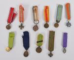 France Lot de 11 décorations miniatures, dont Palmes académiques, Croix...