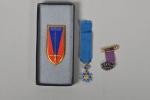 France Lot de 2 décorations miniatures : Ordre national du...