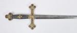 Glaive franc-maçonne. Fusée en bois quadrillé, décoré d'une croix pattée....