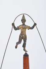 Saltimbanque équilibriste
en bronze à deux patines (noire et or), avec...