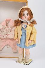 Petite poupée S.F.B.J moule 60
taille 4/0, tête porcelaine, bouche ouverte...
