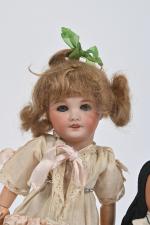 Petite poupée Unis France moule 301, 
taille 2, tête porcelaine,...