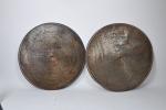 Deux grands disques métalliques 
Lochmann diamètre 71 cm, bon état.