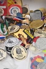 Festivals : important lot de pin's,
souvenirs, médailles, décorations, provenant de...