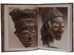Bastin, Marie-Louise.- La Sculpture Tshokwe. Meudon, A. et F. Chaffin,...