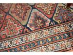 Caucase Galerie à motifs géométriques sur fond rouge (usures). 315x125...