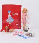 Mallette Tressy en vinyle rouge vernis contenant une poupée mannequin...
