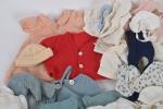 Trousseau pour poupée ou bébé
vers 1950 : sous-vêtements, tricots. Différentes...