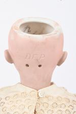Poupée tête porcelaine Dep
taille 7, (deux fêles à l'arrière), bouche...