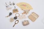 Ensemble d'objets miniatures
dont sac à main, porte-monnaie, deux hochets, face...