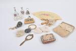 Ensemble d'objets miniatures
dont sac à main, porte-monnaie, deux hochets, face...