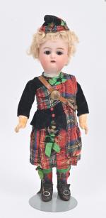 L'écossais, petite poupée
tête porcelaine Kämmer et Reinhardt marquée en creux...