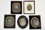 Cinq daguerréotypes 1/2 plaque
(état moyen) dont deux portraits d'homme, deux...