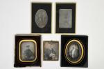 Cinq daguerréotypes 1/4 de plaque
dont deux remontés :
- Trois portraits...