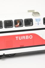 USA, train "Turbo" articulé Amtrak
trois éléments, blanc à filets rouge...