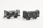 Modélisme, deux wagons transport de vrac
grillagés, à essieux, avec inscriptions...