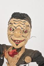 Marionnette indonésienne
en bois et tissu, traits peints, (tête à refixer),...