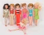 Ensemble de sept poupées mannequin en plastique 
avec vêtements d'époque...