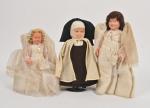 Communiante et religieuse : 
trois poupées en celluloïd ou plastique...
