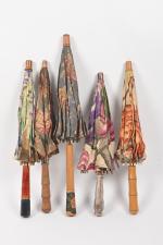 Cinq ombrelles pour enfant
en bois vernis et tissu. Epoque XXe.