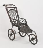 Poussette tricycle en osier teinté
et métal, de style ancien, (accidents).