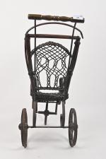 Poussette tricycle en osier teinté
et métal, de style ancien, (accidents).
