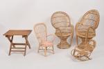 Cinq pièces de mobilier en bois ou rotin :
deux fauteuils...