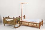 Deux lits pour poupée avec literie : 
un en bois...