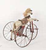 Cheval formant tricycle en métal et bois peint 
(crinière rapportée)....