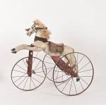 Cheval formant tricycle en métal et bois peint 
(crinière rapportée)....