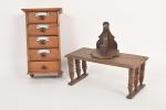 Trois pièces de mobilier miniatures
en bois ciré : chiffonnier à...