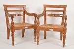 Paire de fauteuils en bois mouluré et sculpté
de balustres cannelées,...