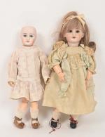 Deux petites poupées tête porcelaine :
l'une Dep (restauration à la...
