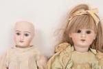 Deux petites poupées tête porcelaine :
l'une Dep (restauration à la...