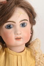 Deux poupées tête porcelaine accidentée :
une rare S.F.B.J moule 250,...