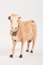 Vache en carton pressé
gainé de peau, tête mobile actionnant un...