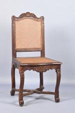 Chaise cannée
en bois mouluré et sculpté, à dossier plat, entretoise...