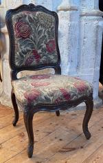 Chaise en bois mouluré et sculpté,
dossier plat à décor d'une...